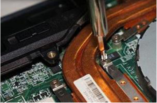 手动清理Win7系统笔记本灰尘时的注意事项